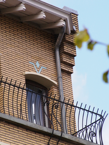 827981 Detail van het pand Biltstraat 62-68 ( Flatgebouw Biltstraat ) te Utrecht: tegeldecoratie boven een venster en ...